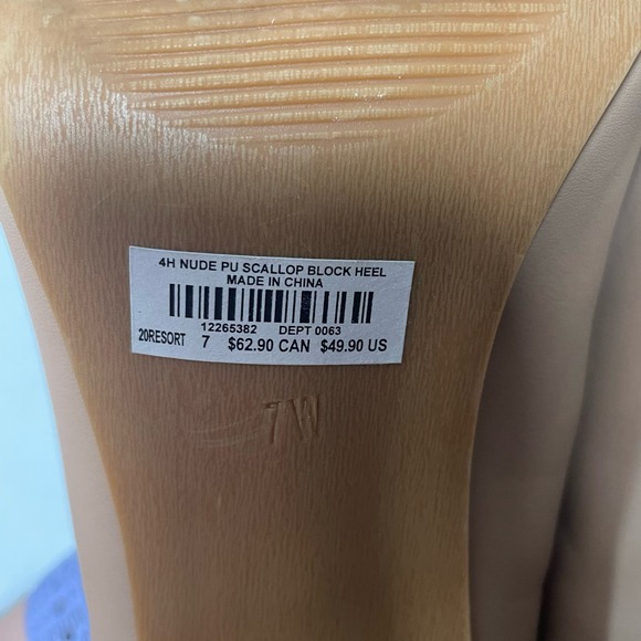 Torrid Nude Scallop Block Heel Size 7W - Picture 6 of 9